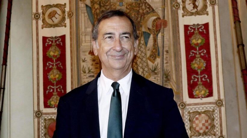 Sala fa da agente immobiliare al Leoncavallo