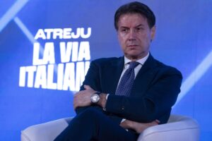 Conte manda siluri alla Schlein e torna a corteggiare Pechino