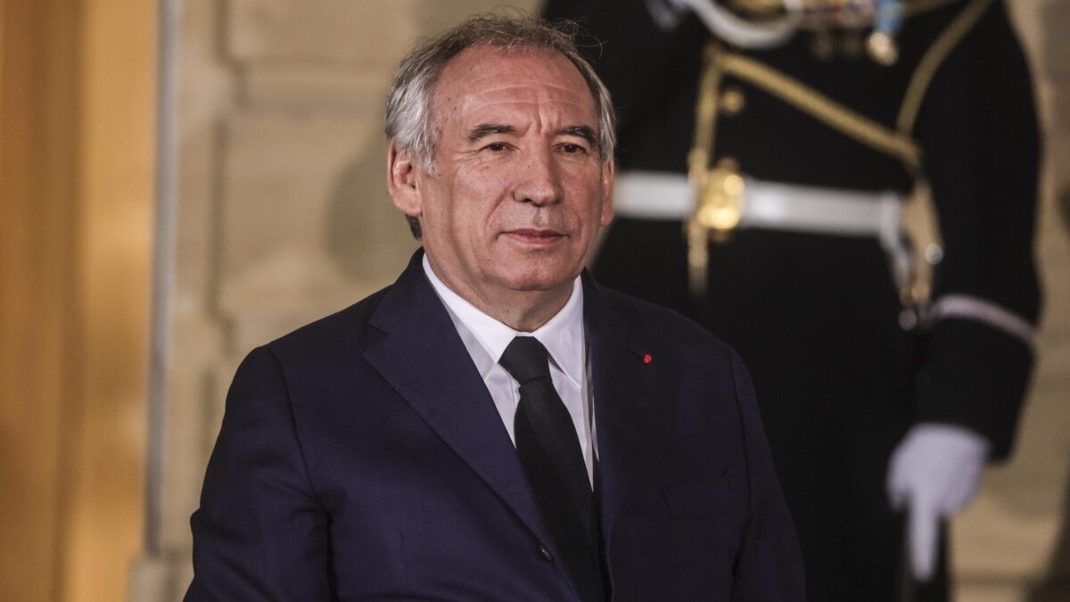 Bayrou apre le consultazioni. Gli ex commissari reclamano tagli