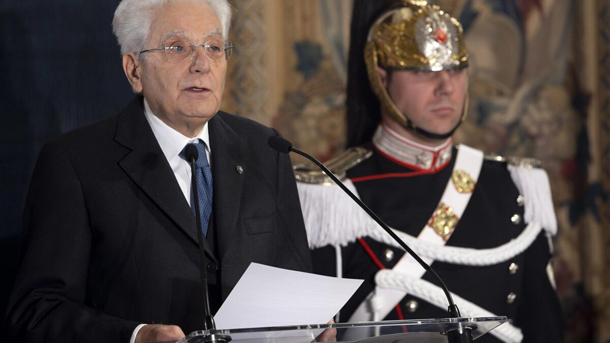 Per Mattarella la democrazia è in pericolo ma non si guarda allo specchio