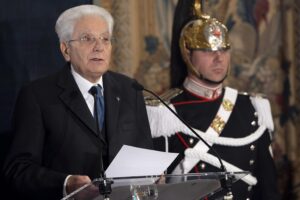 Per Mattarella la democrazia è in pericolo ma non si guarda allo specchio
