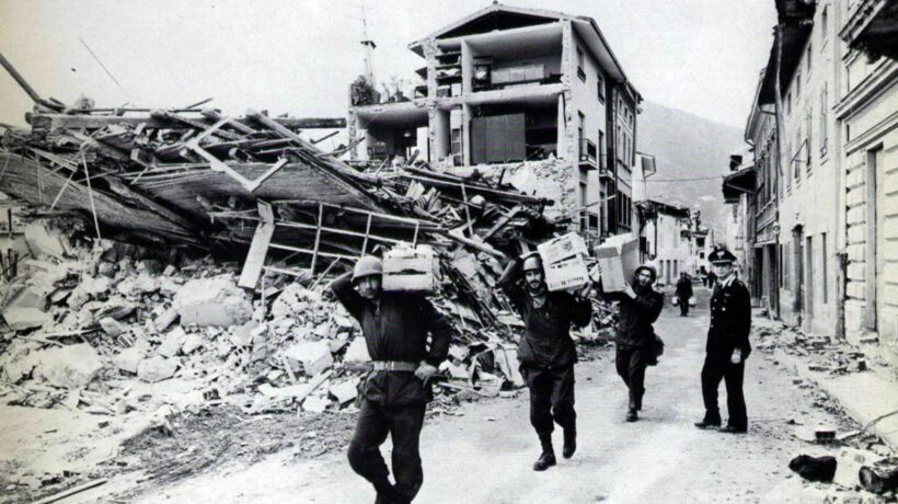 Soldati italiani di leva durante il terremoto del Friuli del 1976 (Ansa)
