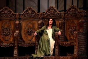 Milano riabbraccia la forza di Verdi. Fischi per la Netrebko: «È russa»