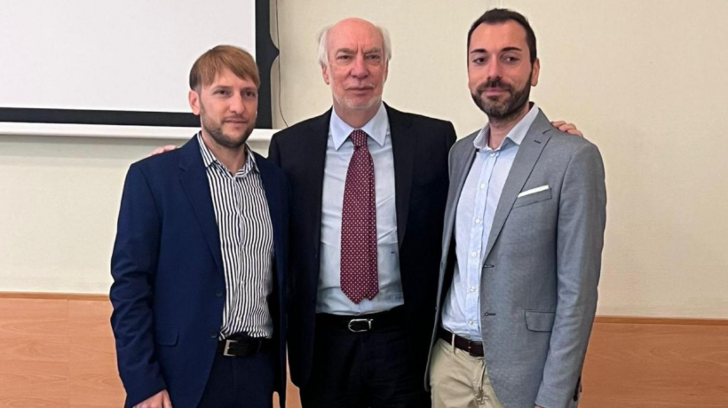 Dopo aver affittato un utero i due gay tornano in Italia e si atteggiano pure da eroi