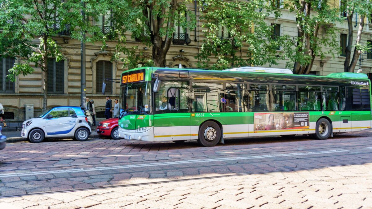 Si fa guerra alle auto, ma tram e bus a Milano perdono fino al 49% delle corse