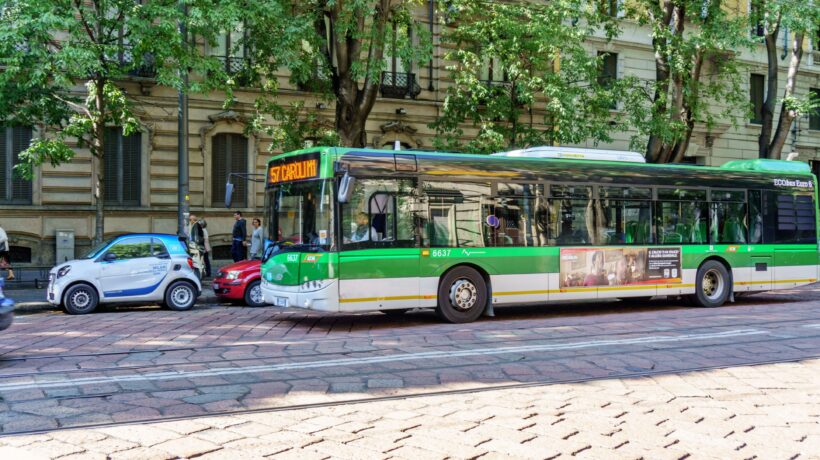 Si fa guerra alle auto, ma tram e bus a Milano perdono fino al 49% delle corse
