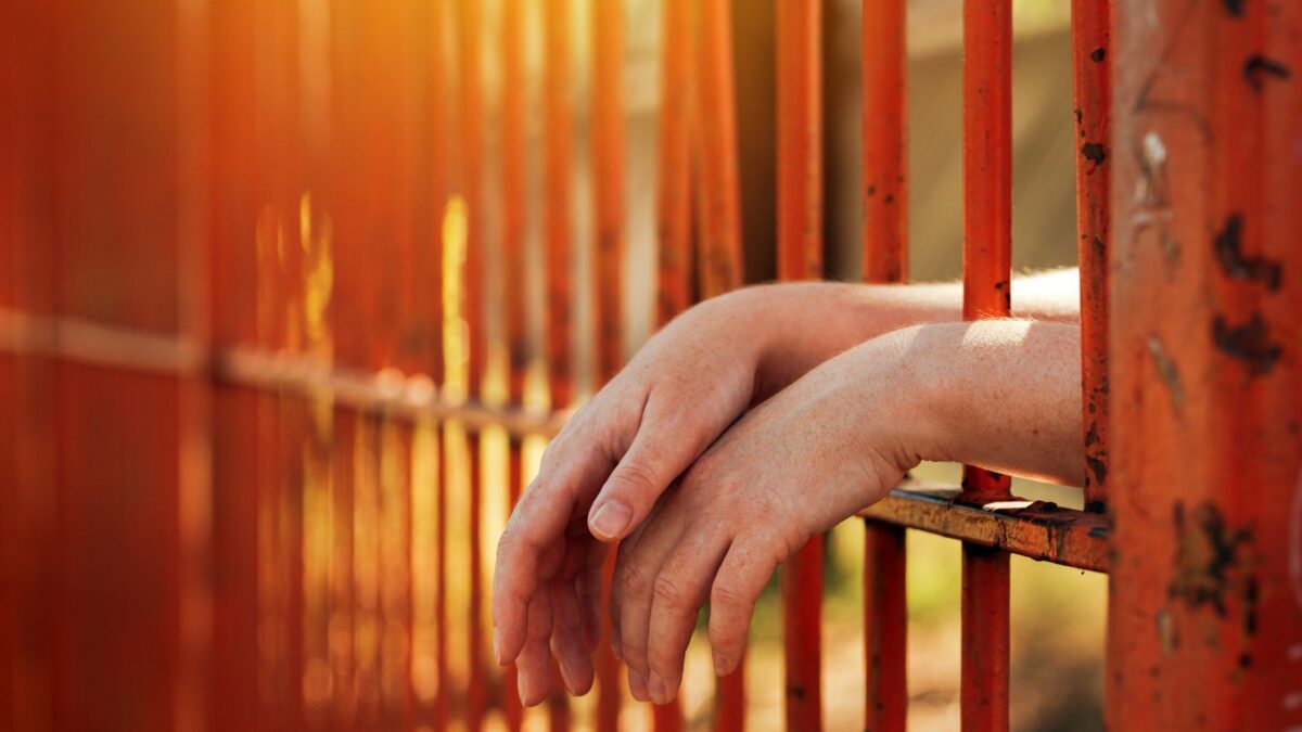 È in cella per un delitto confessato da un’altra