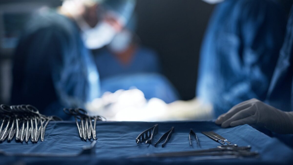 Dem in aiuto del medico che ha negato l’intervento al malato senza vaccini