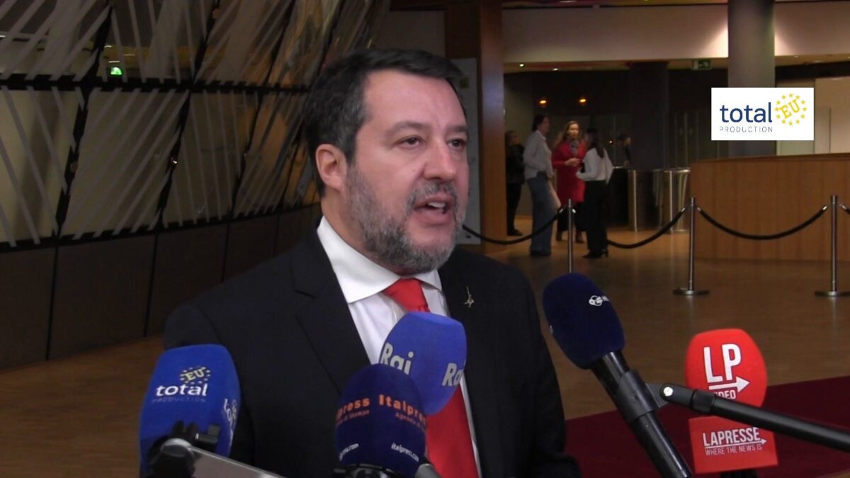 Salvini: «Stop alla follia dell’elettrico, difendiamo 14 milioni di posti di lavoro»