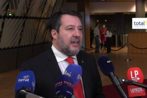 Salvini: «Stop alla follia dell’elettrico, difendiamo 14 milioni di posti di lavoro»