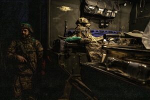 Dentro l’ospedale segreto dell’Azov dove i cuori si rianimano con le mani