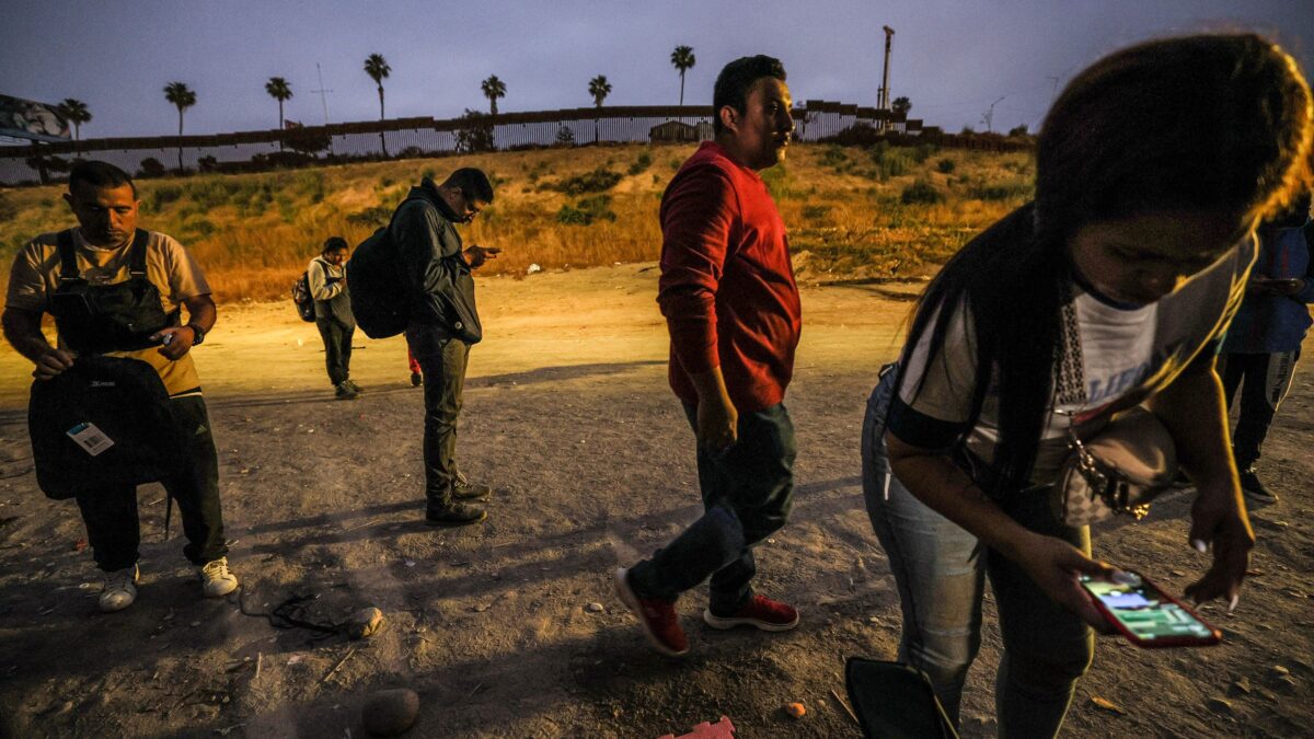 Sui clandestini vice Trump e noi li rimandiamo in Albania