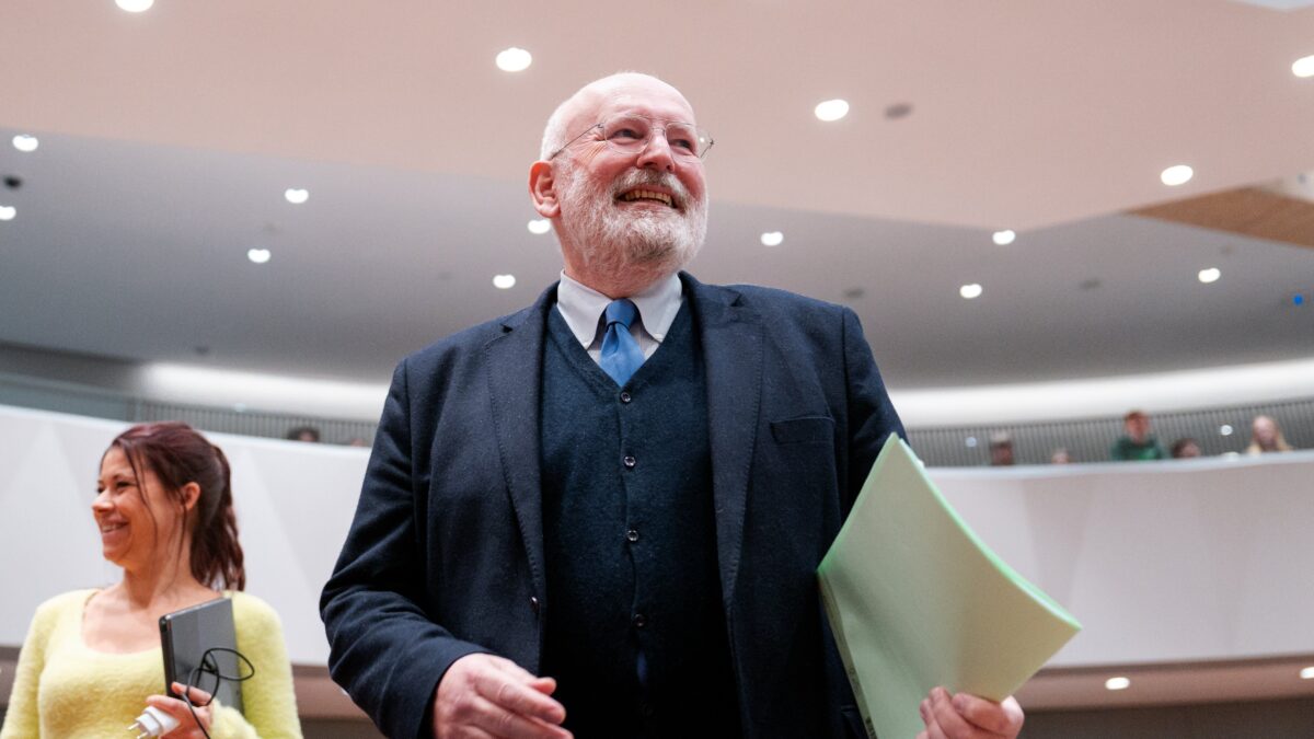 Timmermans difende i soldi alle Ong: «È positivo finanziare gruppi verdi»