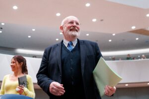 Timmermans difende i soldi alle Ong: «È positivo finanziare gruppi verdi»