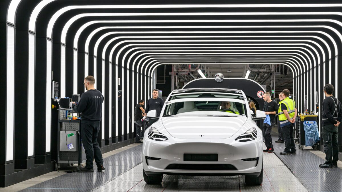 Harakiri Ue: 1,5 miliardi a Tesla e ai cinesi