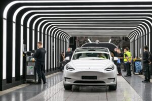 Harakiri Ue: 1,5 miliardi a Tesla e ai cinesi