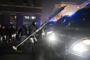 Le proteste per Ramy sono una scusa. Dai centri sociali è caccia ai poliziotti