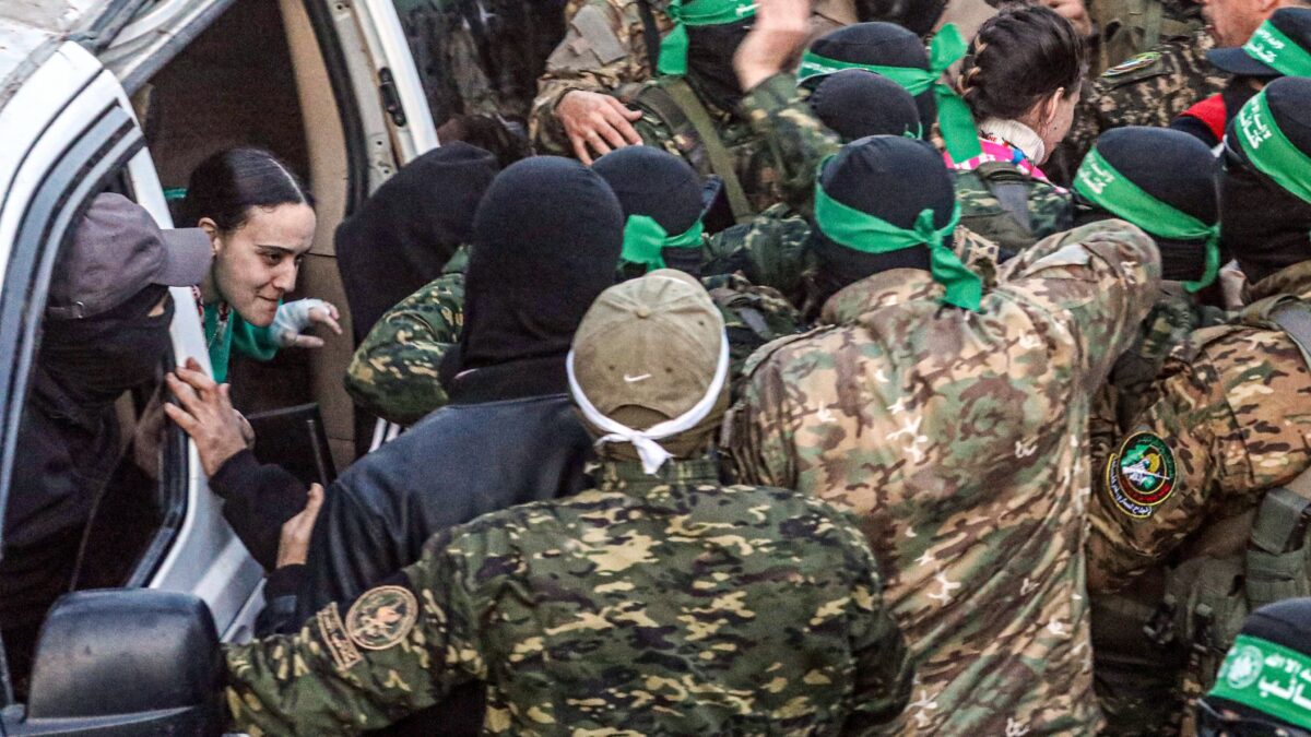 Hamas libera i primi tre ostaggi ma torna a occupare la Striscia