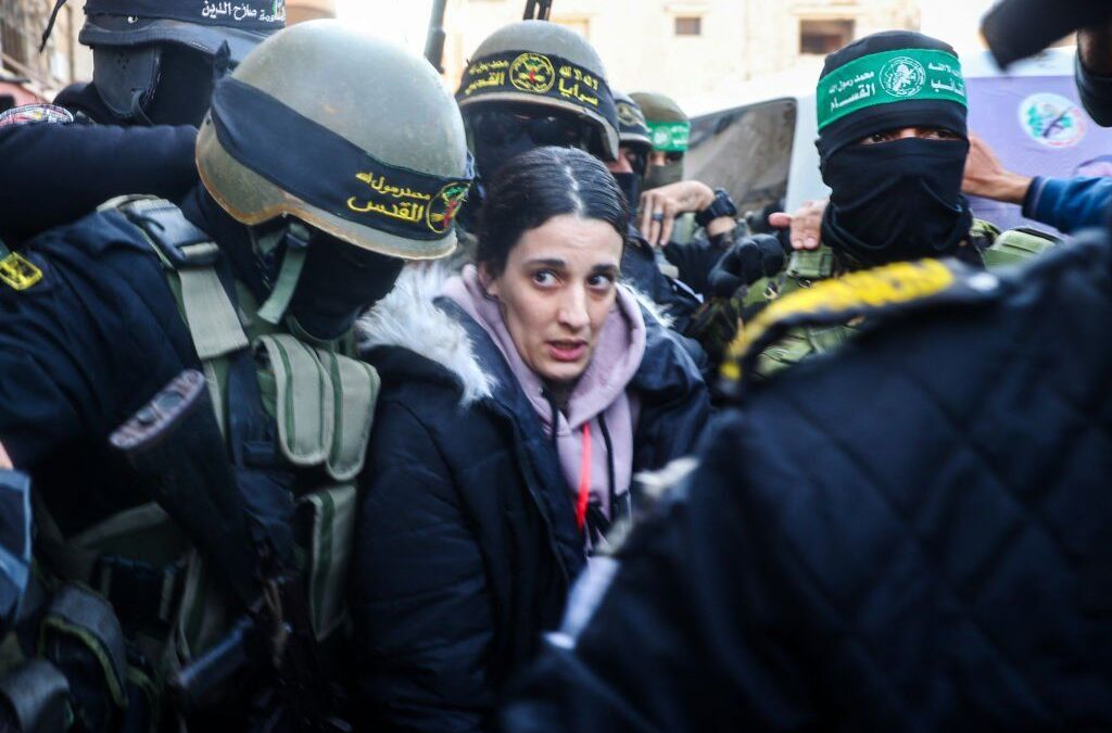 Ostaggi liberati nella calca, ira di Netanyahu
