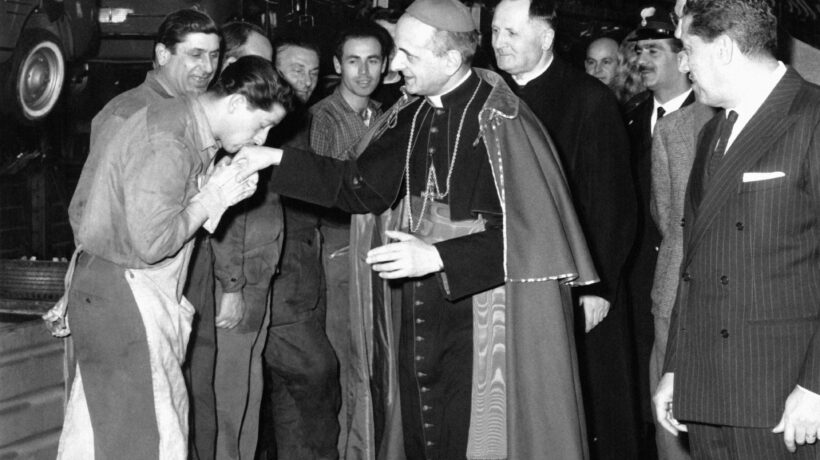 Il Cardinale Montini, futuro Papa Paolo VI, in visita allo stabilimento Autobianchi di Desio (Getty Images)