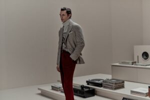 Cucinelli manda in soffitta i completi per fare spazio a maglie e colori