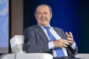 Donnet promette sette miliardi ai soci ma sulle scalate vuole fare lo gnorri