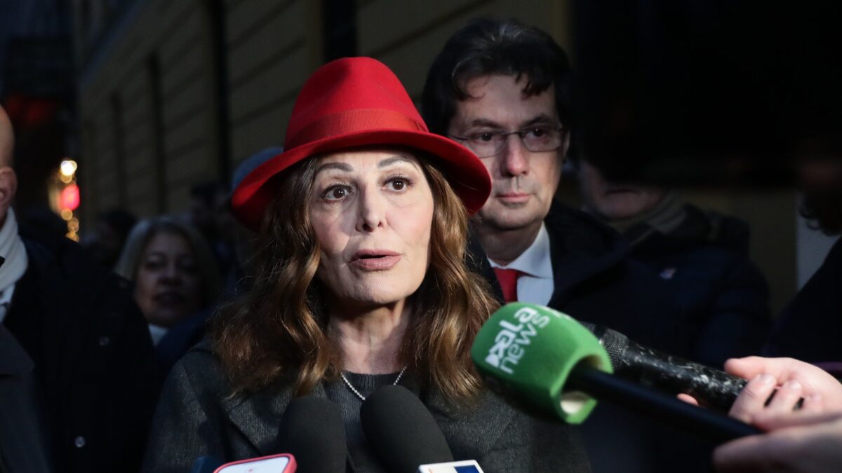 Assalto mediatico a Santanchè, lei tira dritto