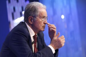 Prodi fa il prezzemolino in tv e pur di azzannare la Meloni si copre di ridicolo sulla Sala