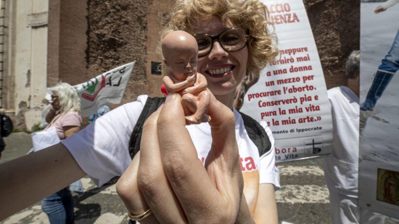 Anche un bimbo non va toccato con un fiore