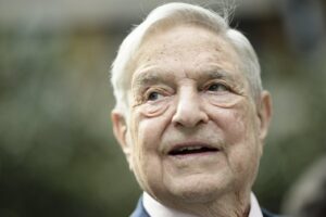 Biden lascia con un sabba globalista. E dà medaglie a Soros e alla Clinton