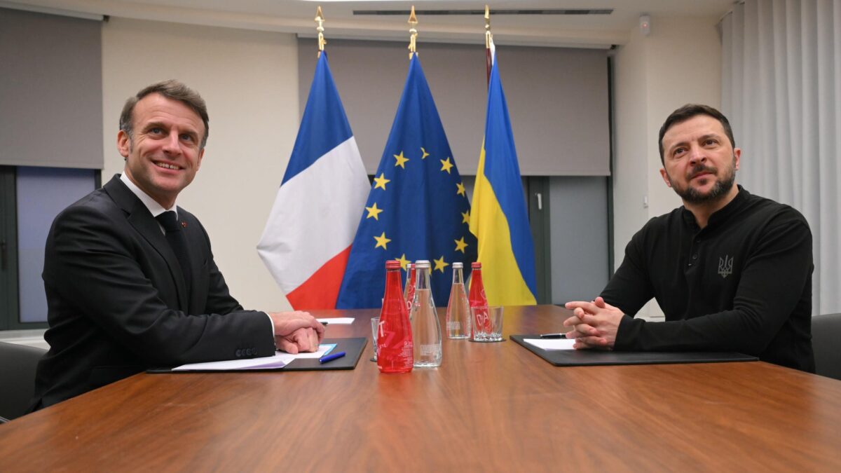 Macron arma Zelensky in barba a Trump