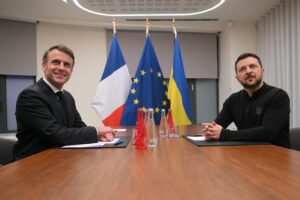 Macron arma Zelensky in barba a Trump