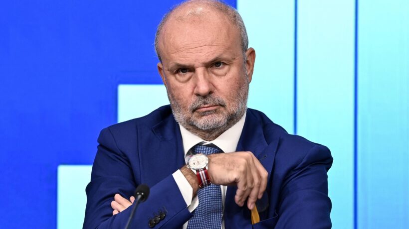 Il no vax non curato va a «Fuori dal coro». Il ministro Schillaci resta non pervenuto