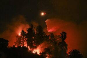 Manca l’acqua per spegnere l’inferno di Los Angeles. Fatali i tagli del sindaco dem