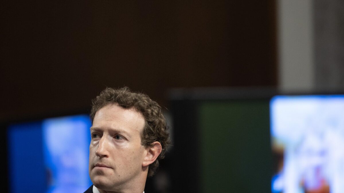 Zuck vuota il sacco. «Biden ci impose censure sui vaccini»