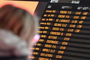 Convoglio taglia cavi dell’elettricità: treni fermi e la Schlein assale Salvini