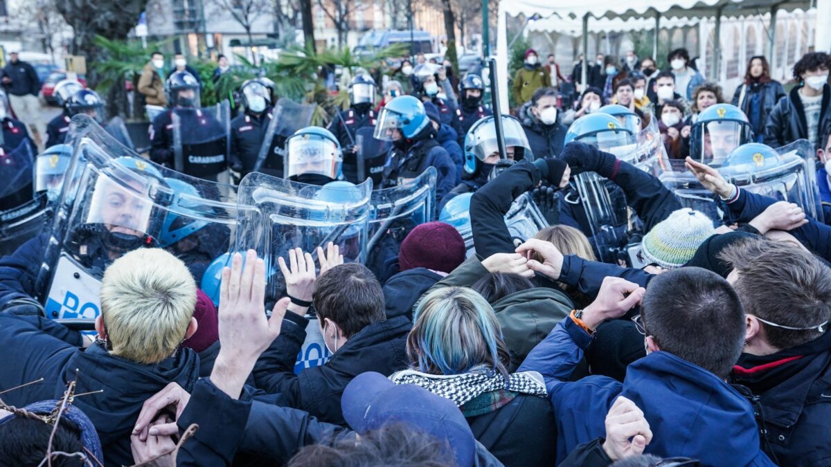 Il Pd aiuta il centro sociale dei picchiatori di poliziotti