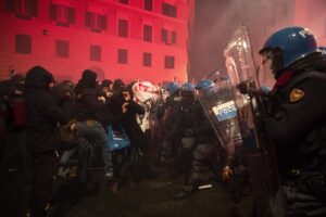 Recidivi i picchiatori di agenti perciò serve il daspo