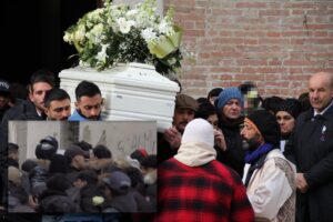 Al funerale dell’amico maghrebino baruffa (con coltello) tra maranza