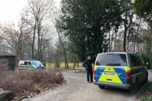 Afgano pugnala i passanti: morto un bimbo