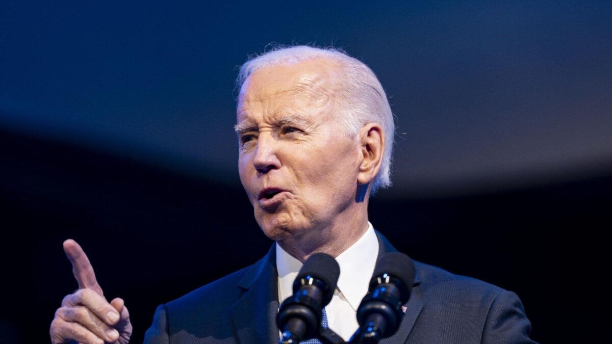 Donald vagheggia un’inchiesta su Biden. Sullo ius soli parte il duello con i giudici