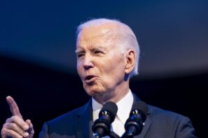 Donald vagheggia un’inchiesta su Biden. Sullo ius soli parte il duello con i giudici