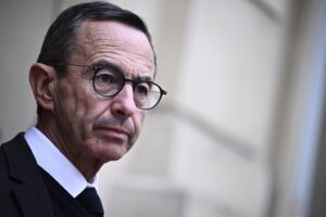 La Francia annuncia una stretta sulle regolarizzazioni dei migranti