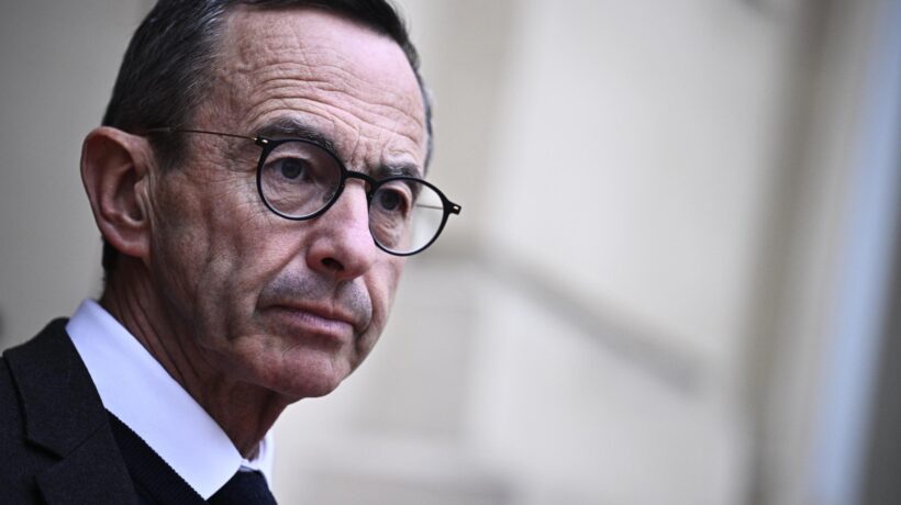 La Francia annuncia una stretta sulle regolarizzazioni dei migranti