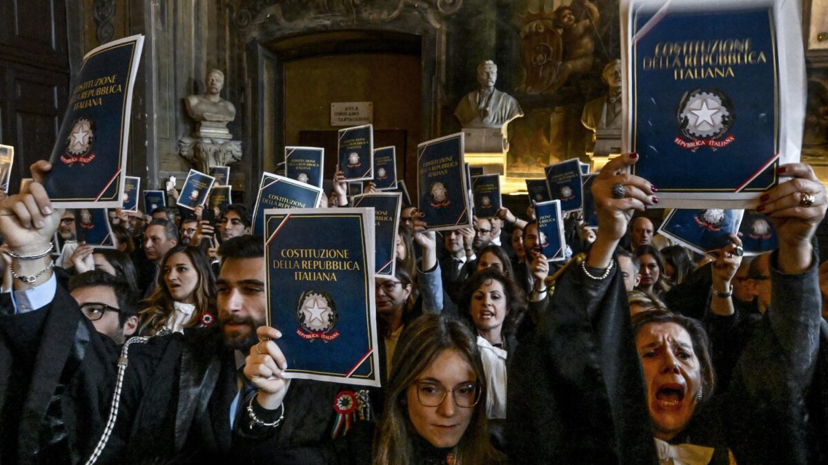 Al posto di sventolare la Costituzione italiana bisognerebbe leggerla