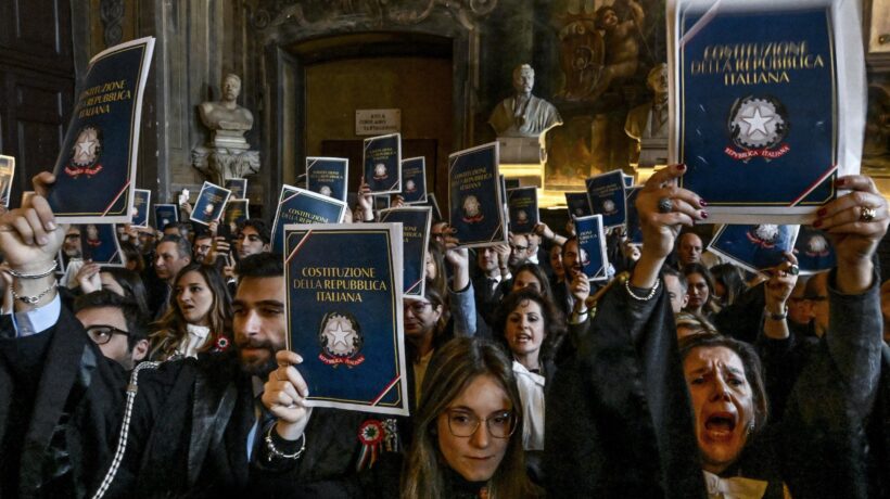 Al posto di sventolare la Costituzione italiana bisognerebbe leggerla