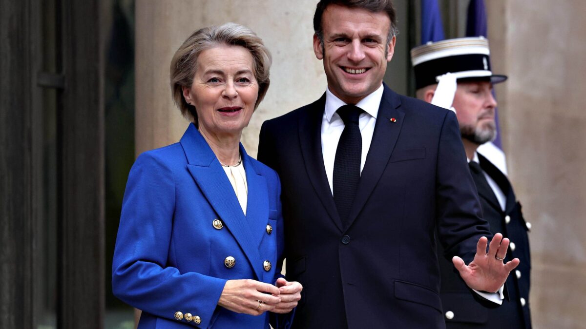 La finta svolta dell’Ue. Von der Leyen bacia la pantofola a Macron