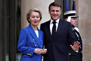 La finta svolta dell’Ue. Von der Leyen bacia la pantofola a Macron