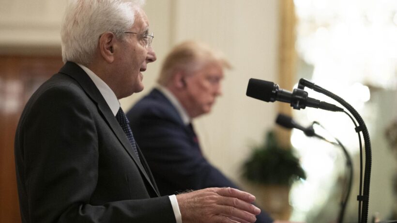 Trump caccia i clandestini. Invece Mattarella li accoglie