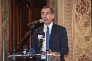 Sala si imbuca e sogna il terzo giro